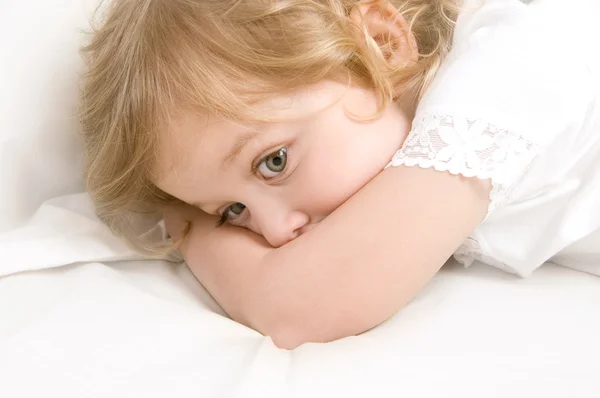 Skremte lille jente i senga. – stockfoto
