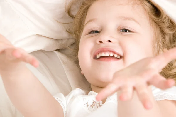 Entzückendes kleines Mädchen, das sich in der Nahaufnahme im Bett ausruht — Stockfoto