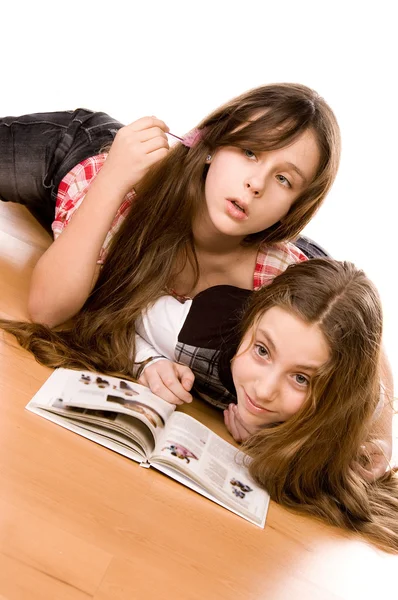 Two girls in the age of ten and eleven reading book — Stock Photo, Image