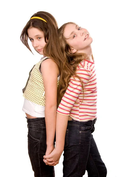 Dos chicas en la edad de diez y once años de pie y abrazando ha — Foto de Stock