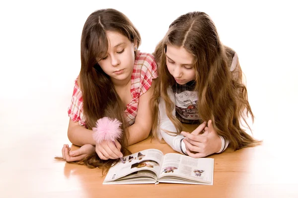 Two girls in the age of ten and eleven reading book — Stock Photo, Image