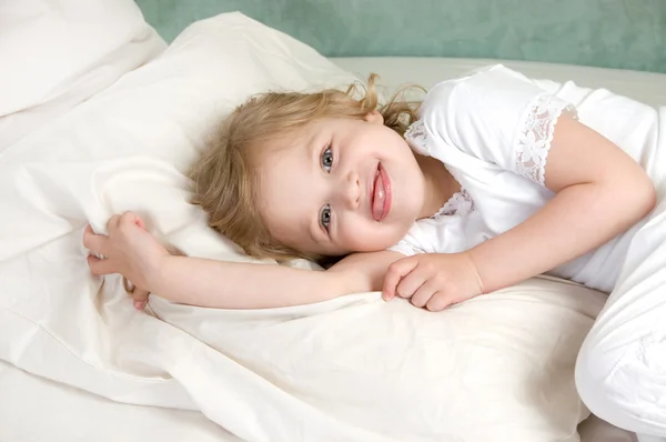 Schattig meisje rusten in het bed — Stockfoto