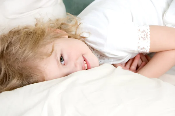 Entzückendes kleines Mädchen ruht sich im Bett aus — Stockfoto