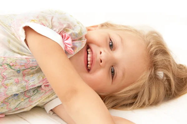 Niña sonriente descansando en el suelo — Foto de Stock