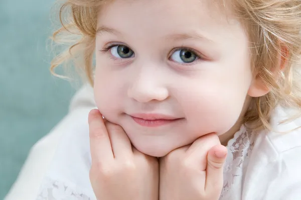 Adorável menina olhando para a frente — Fotografia de Stock