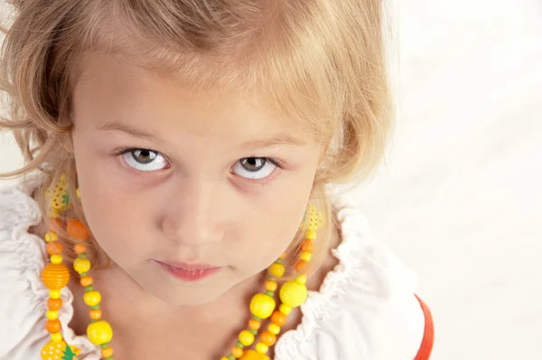 Söt liten flicka poserar för kameran — Stockfoto