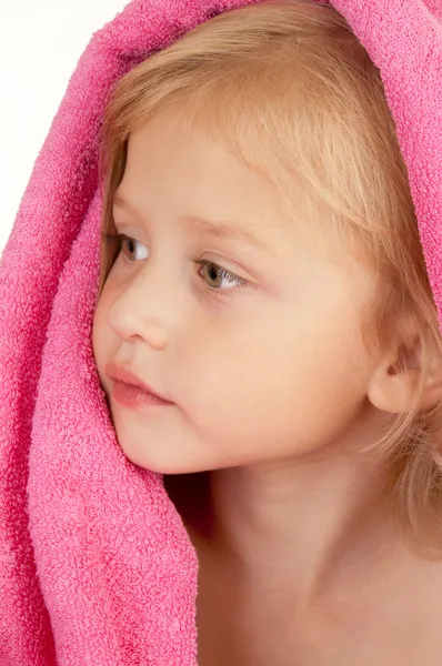 Sevimli küçük kız pembe bir havlu ile sarılmış — Stok fotoğraf
