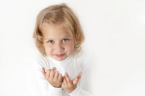 Blondes kleines Mädchen in weiß gekleidet — Stockfoto