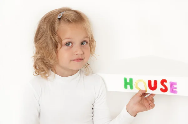 Bionda bambina vestita di bianco — Foto Stock