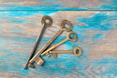 Eski pirinç anahtarlar, ahşap arka planda klasik metal tuşların ayrıntıları. Metin için alanı kopyala