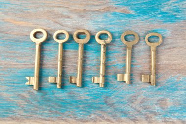 Eski pirinç anahtarlar, ahşap arka planda klasik metal tuşların ayrıntıları. Metin için alanı kopyala