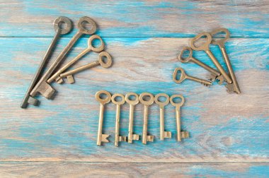 Eski pirinç anahtarlar, ahşap arka planda klasik metal tuşların ayrıntıları. Metin için boşluk kopyala