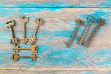 Eski pirinç anahtarlar, ahşap arka planda klasik metal tuşların ayrıntıları. Metin için boşluk kopyala