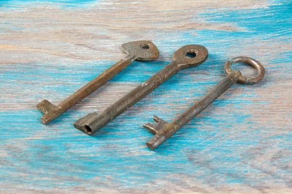 Eski Demir Anahtarlar Ahşap Arka Planda Klasik Metal Tuşların Ayrıntıları — Stok fotoğraf