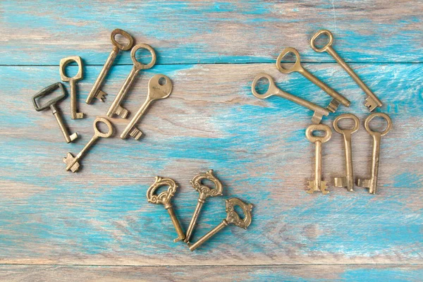 Eski pirinç anahtarlar, ahşap arka planda klasik metal tuşların ayrıntıları. Metin için boşluk kopyala