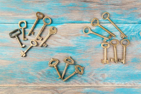 Eski pirinç anahtarlar, ahşap arka planda klasik metal tuşların ayrıntıları. Metin için boşluk kopyala