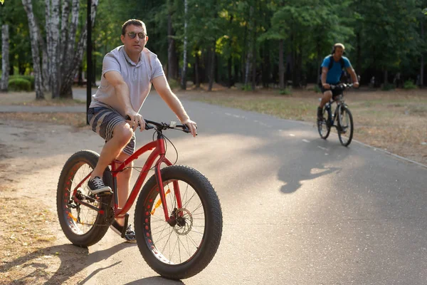 Homme Lunettes Noires Fait Vélo Dans Parc Public Été Sports — Photo