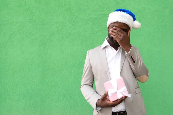 Человек Новогодней Шляпе Подарком Руках Праздники Сюрпризы — стоковое фото