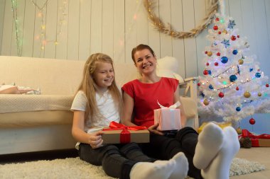 Anne ve kızı yeni yıl arifesinde. Noel ve hediyeler. İnsan ilişkileri. Yaşam biçimi.