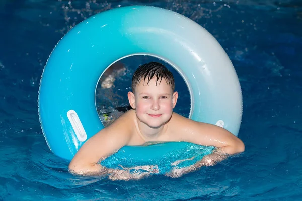 一个微笑的孩子在水里游泳 生活方式和娱乐 儿童的抚养和发展 — 图库照片