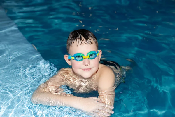 一个面带微笑的男孩在游泳池里游泳 体育和娱乐 休闲活动和生活方式 — 图库照片