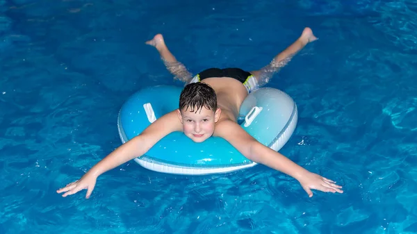 一个面带微笑的男孩正在水里洗澡 生活方式 体育和娱乐 — 图库照片