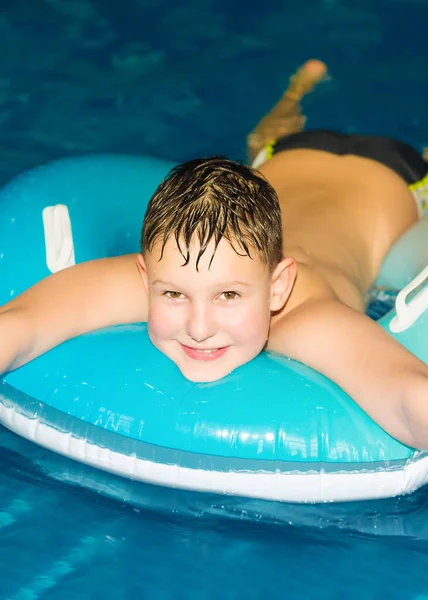 Garçon Souriant Baigne Dans Eau Sports Loisirs Des Gens Merveilleux — Photo