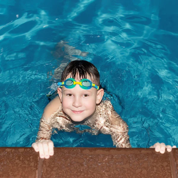 一个笑着的男孩正在游泳池里游泳 体育和娱乐 漂亮的人 — 图库照片