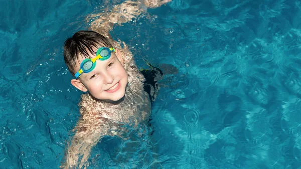 一个面带微笑的男孩正在水里洗澡 体育和娱乐 生活方式和旅行 — 图库照片