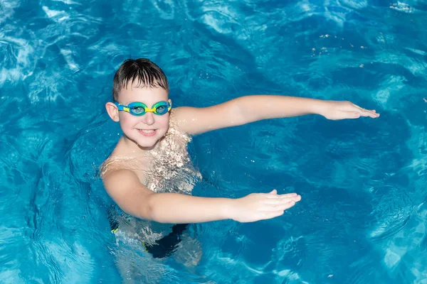 一个快乐的微笑的男孩在海里游泳 健康的生活方式游泳 体育和娱乐 — 图库照片