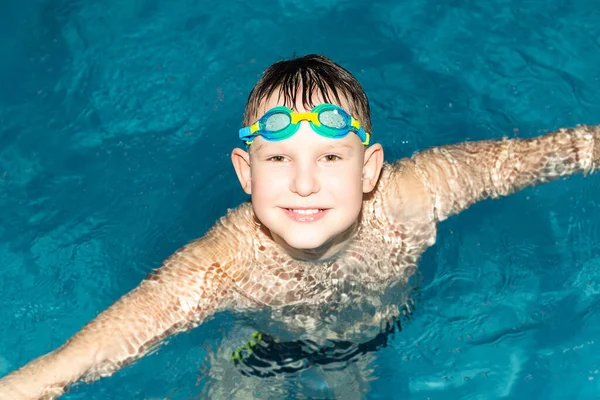 一个快乐的微笑的男孩在海里游泳 健康的生活方式游泳 体育和娱乐 — 图库照片