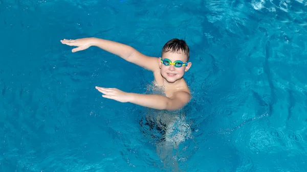 一个面带微笑的男孩正在水里洗澡 体育和娱乐 健康的生活方式游啊 — 图库照片