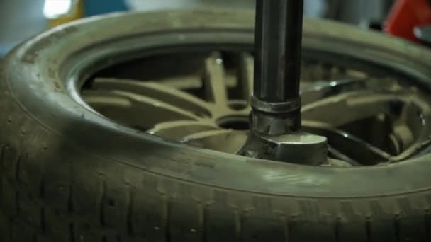 Roda giratória na garagem serviço automotivo — Vídeo de Stock