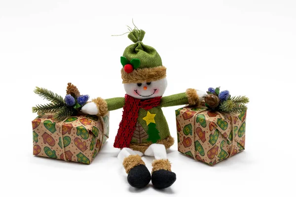 Weihnachtsgeschenkboxen Und Ein Lustiges Schneemannspielzeug Auf Weißem Hintergrund Das Konzept — Stockfoto