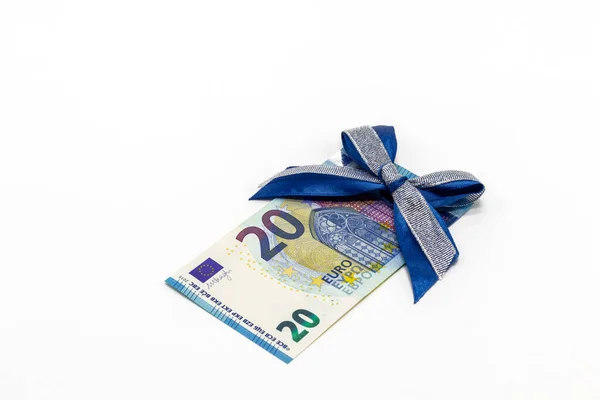 Billet Euros Papier Orné Nœud Bleu Sur Fond Blanc Concept — Photo