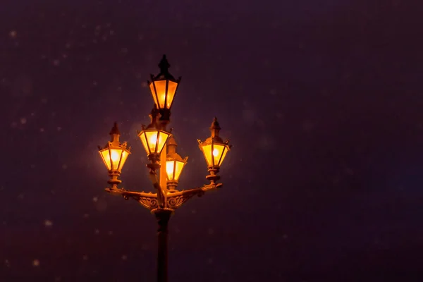 Lâmpada Rua Fundo Neve Caindo Paisagem Noturna Fundo Borrado Flocos — Fotografia de Stock