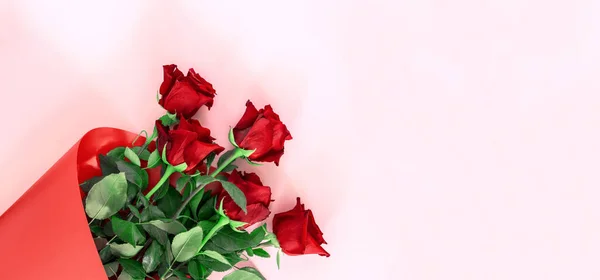 Bouquet Red Roses Pink Background Natural Flowers Congratulations Valentine Day — Stock Photo, Image