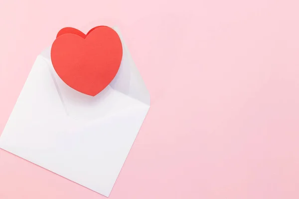 Envelope Branco Com Grande Coração Vermelho Sobre Fundo Rosa Uma — Fotografia de Stock