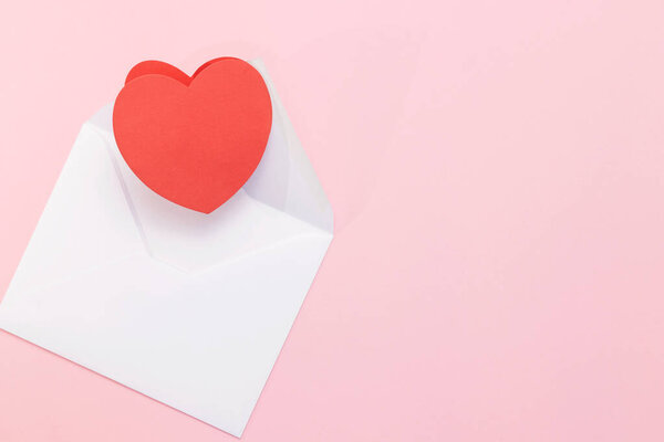 Белый конверт с большим красным сердцем на розовом фоне. Любовное письмо с сердцем. Поздравления с Днем Святого Валентина, Днем матери, Женским днем, любовным письмом