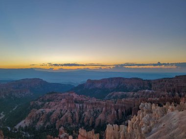 Bryce Kanyonu Ulusal Parkı Serserileri ve Güneş Doğuyor