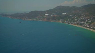 Antalya 'daki Alanya şehrinin geniş açılı insansız hava aracı görüntüsü. Plaj, deniz, şehir manzarası.