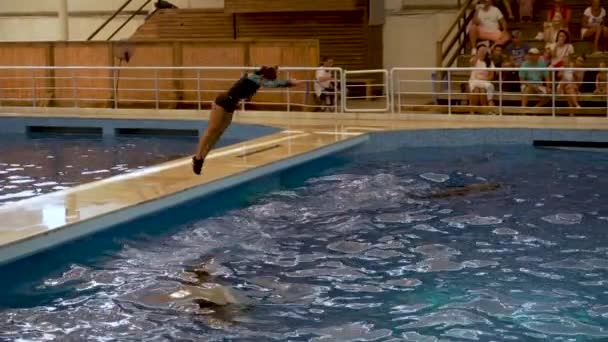 Alanya Turkey September 2021 Performer Female Stunt Woman Jumps Swimming — Stock Video