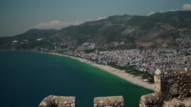 土耳其 安塔利亚 Turkey Antalya 从现代城市西部的阿拉亚城堡 Citadel Alanya 拍摄的广角镜头 与著名的克利奥帕特拉海滩 Cleopatra — 图库视频影像