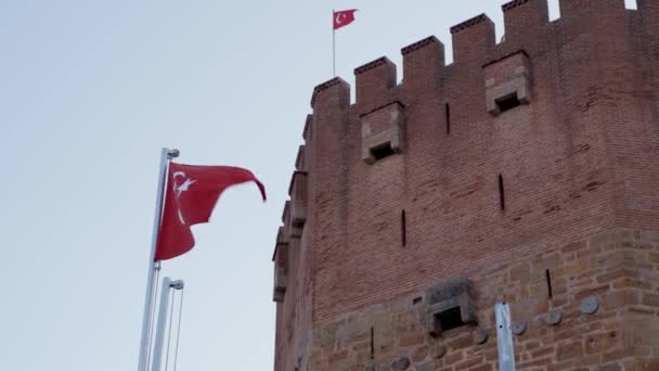 알라야 터키떠 칠면조 깃발은 탈랴에 요새에 바람때문이다 바람부는 날씨에 흔들리는 — 비디오
