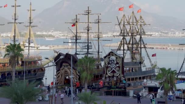 Бухте Алании Пришвартовано Старое Пиратское Судно Залив Кораблей Анталии Турция — стоковое видео