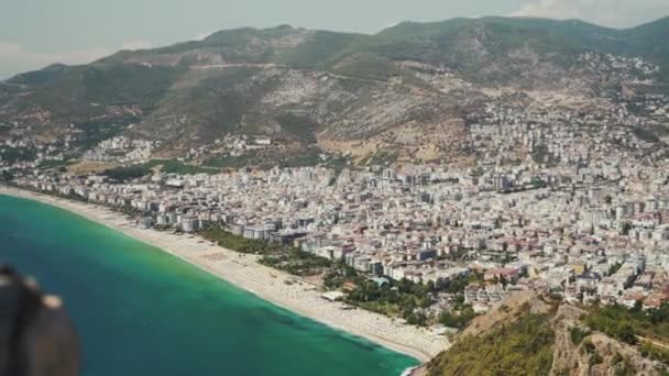 土耳其 安塔利亚 Turkey Antalya 从阿拉亚城堡 Citadel Alanya 俯瞰现代城市西部的广角无人驾驶飞机 与著名的克利奥帕特拉海滩 Cleopatra — 图库视频影像