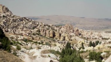 Dağların ve tepenin üzerine kurulmuş Uchisar şehrinin geniş açılı güzel görüntüsü. Kapadokya, Orta Anadolu, Türkiye