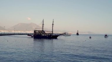 Türkiye 'nin Alanya kenti: Antalya' da bulunan liman limanındaki turizm gezileri için korsan gemileri dağa karşı. Güzel deniz manzarası ve gemi yolculuğu. Ortaçağ görünümü