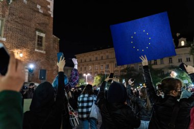 Cracow, Polonya - 10 Ekim 2021: Anayasa Mahkemesi 'nin kararına karşı düzenlenen protesto sırasında AB' de kaldığımızı söyleyen Avrupa Birliği amblemli pankart pankartı. Karar sonuçlanabilir Polexit