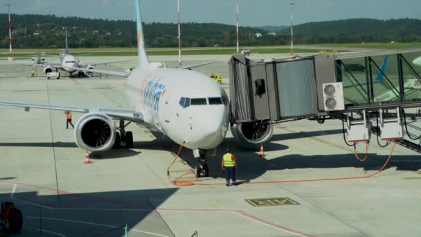 Krakau Polen September 2021 Flugzeug Bereit Für Das Boarding Mit — Stockvideo